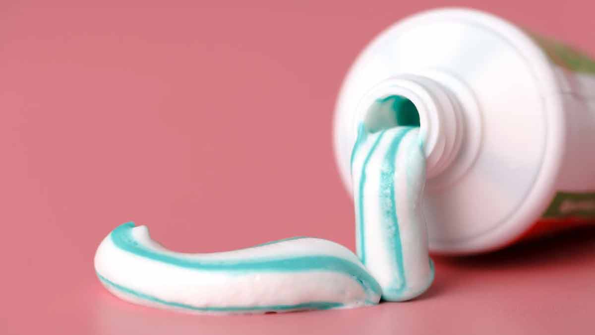 tips to clean switch board with toothpest