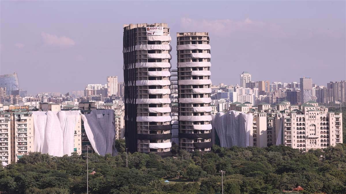 why noida twin towers demolished in hindi