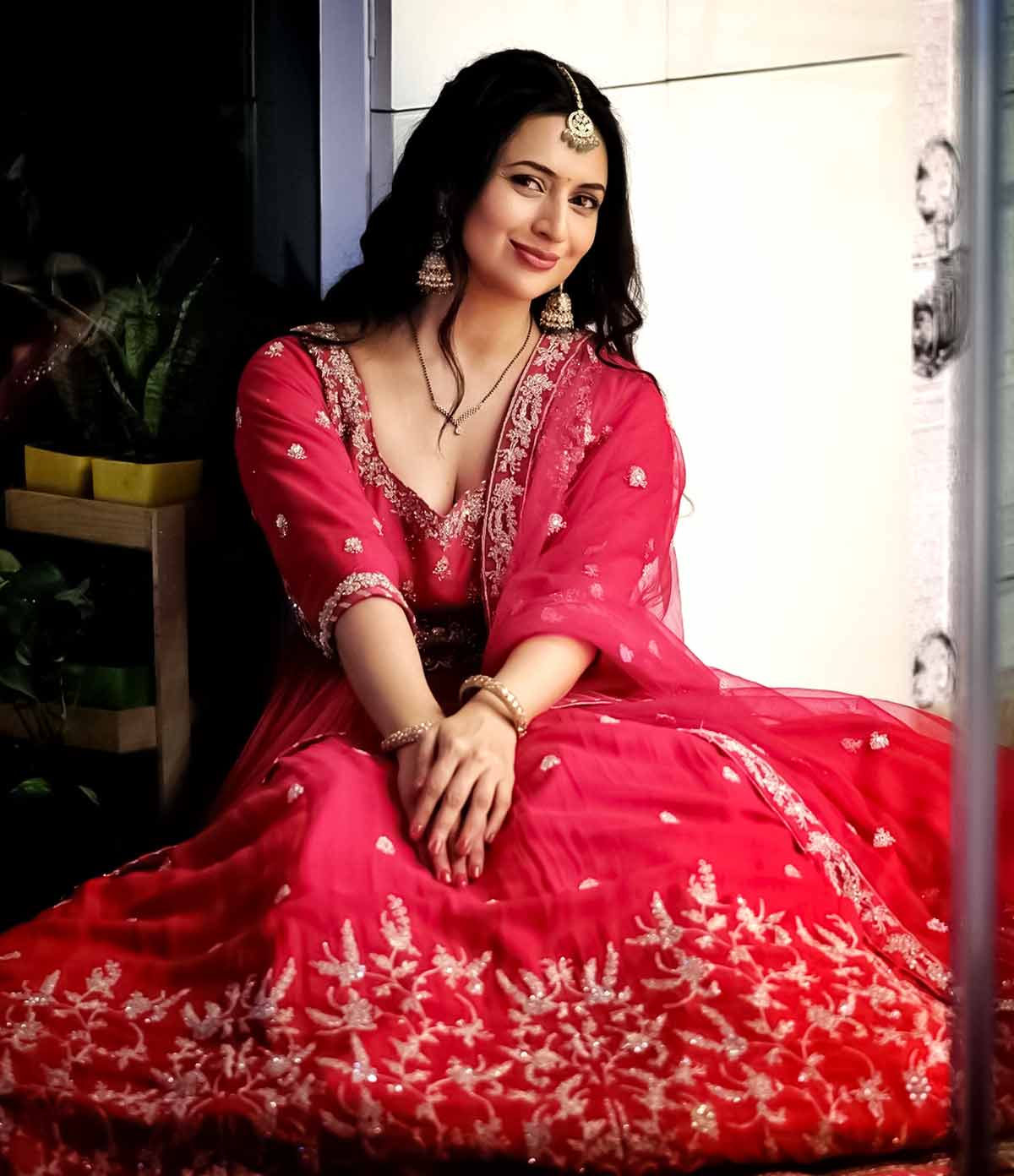 divyanka tripathi wearing short anarkali