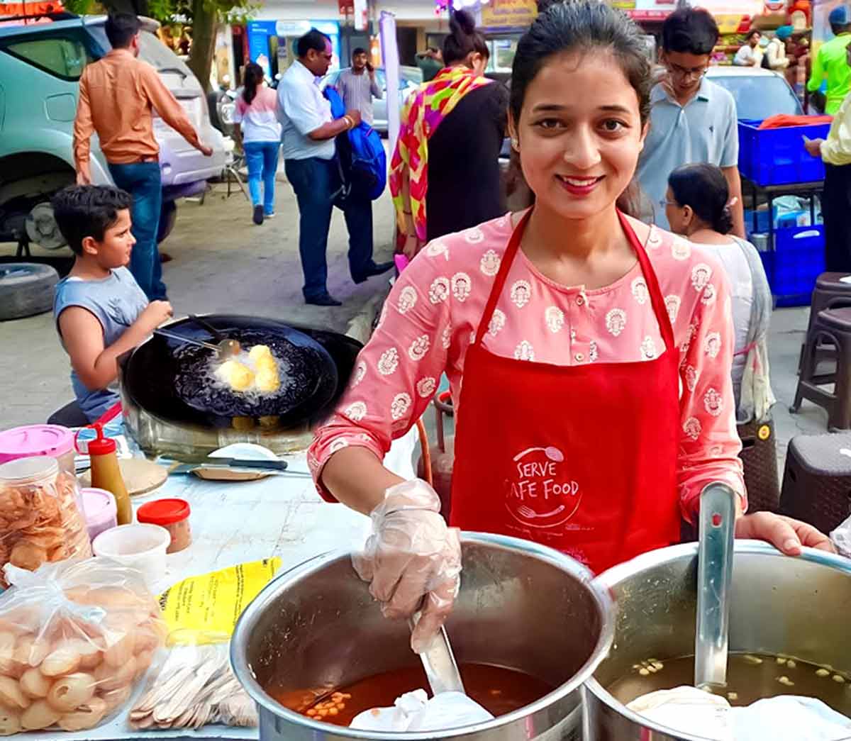golgappa stall run by girl