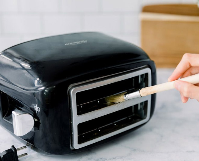 How to clean toaster at home