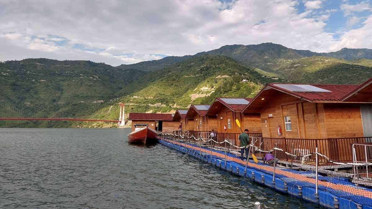 How to reach Le ROI Floating Huts
