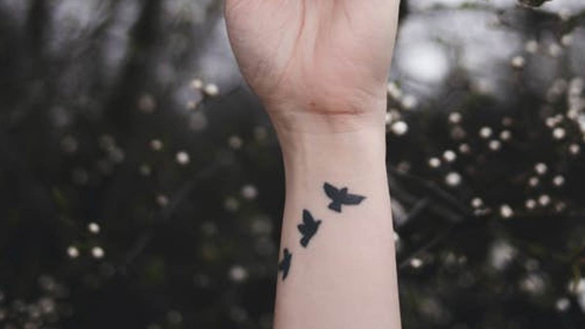 apply cream on tattoo