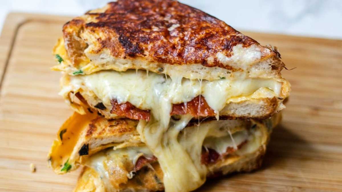 cheese omelette sandwich