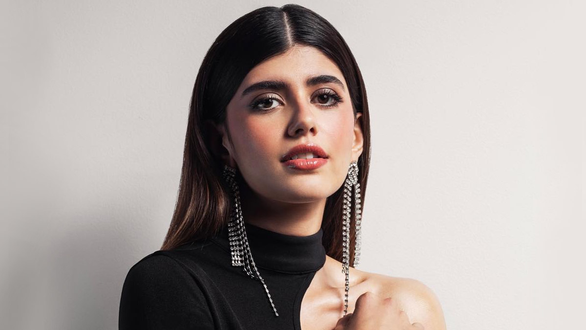 matching lipstick shade with outfit