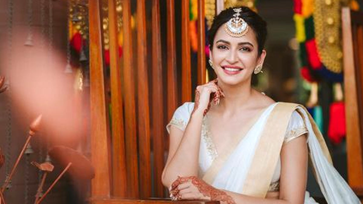 simple white blouse design for saree