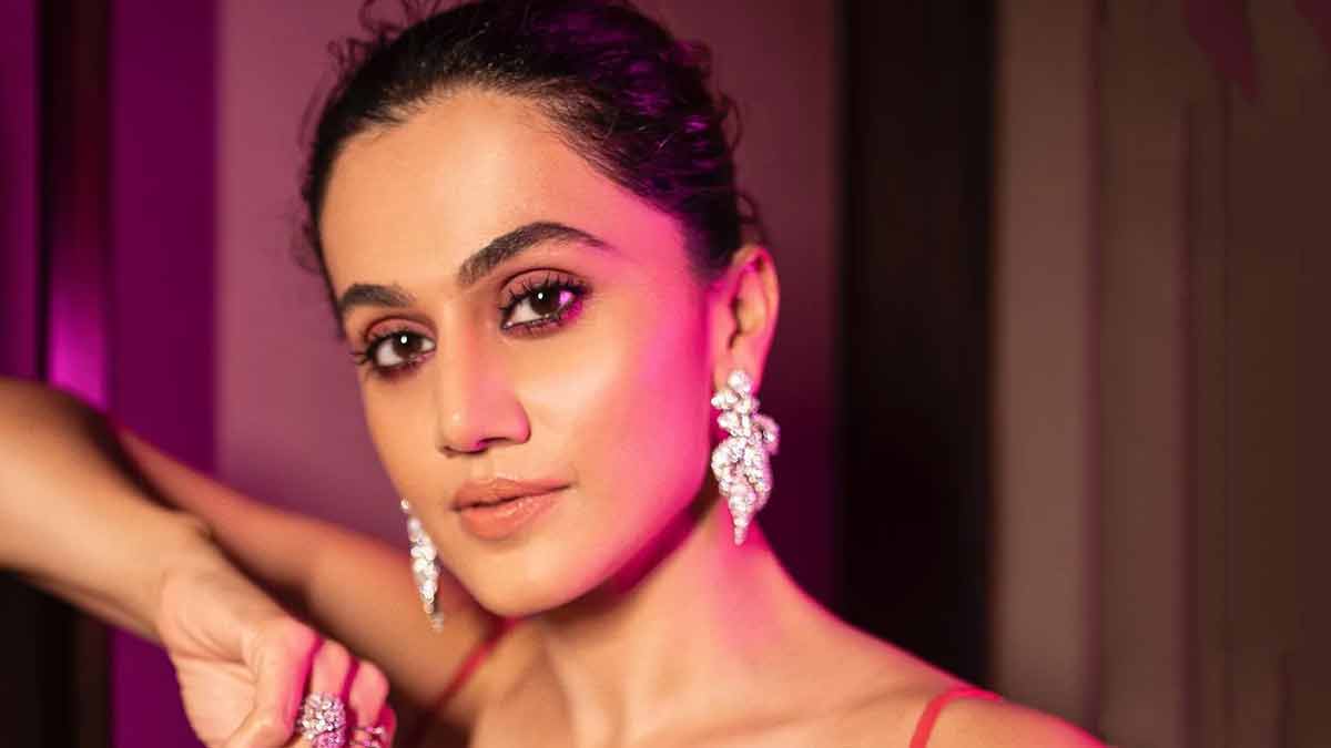 taapsee pannu with non filmy background