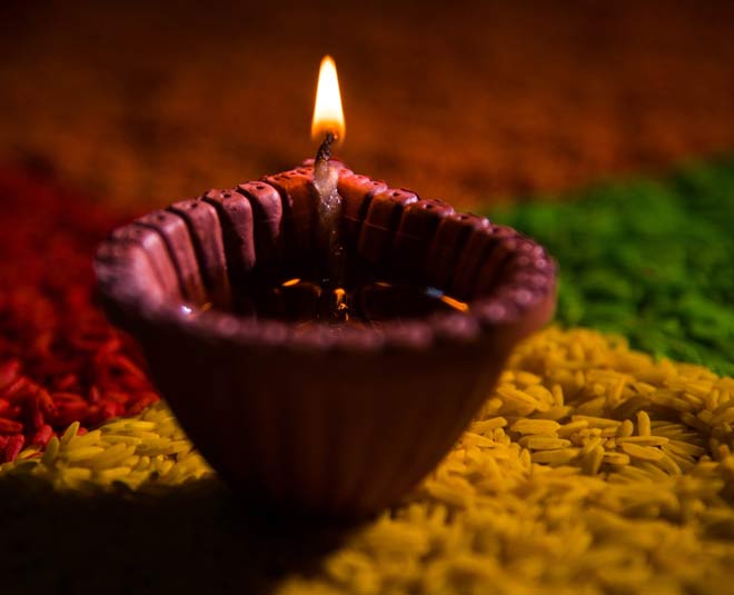 deeya lit on main gate