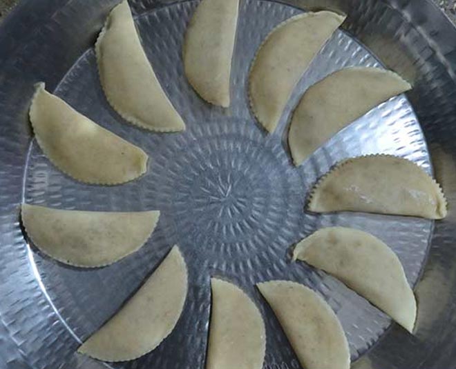 making gujiya perfectly
