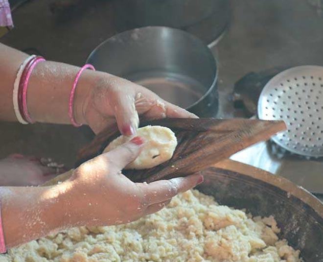 making gujiya