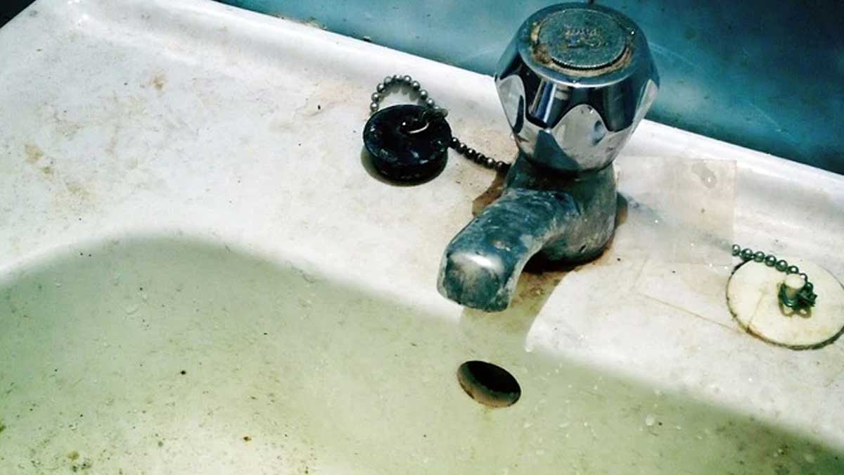 durty washroom at home