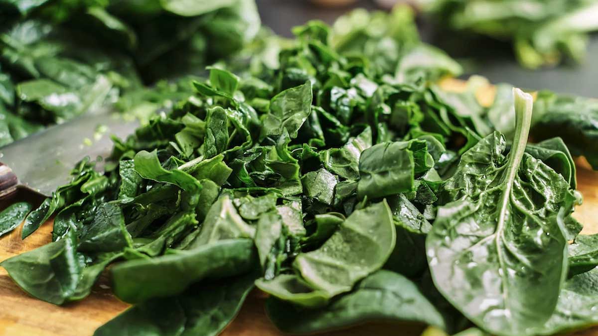 how to clean spinach in hindi