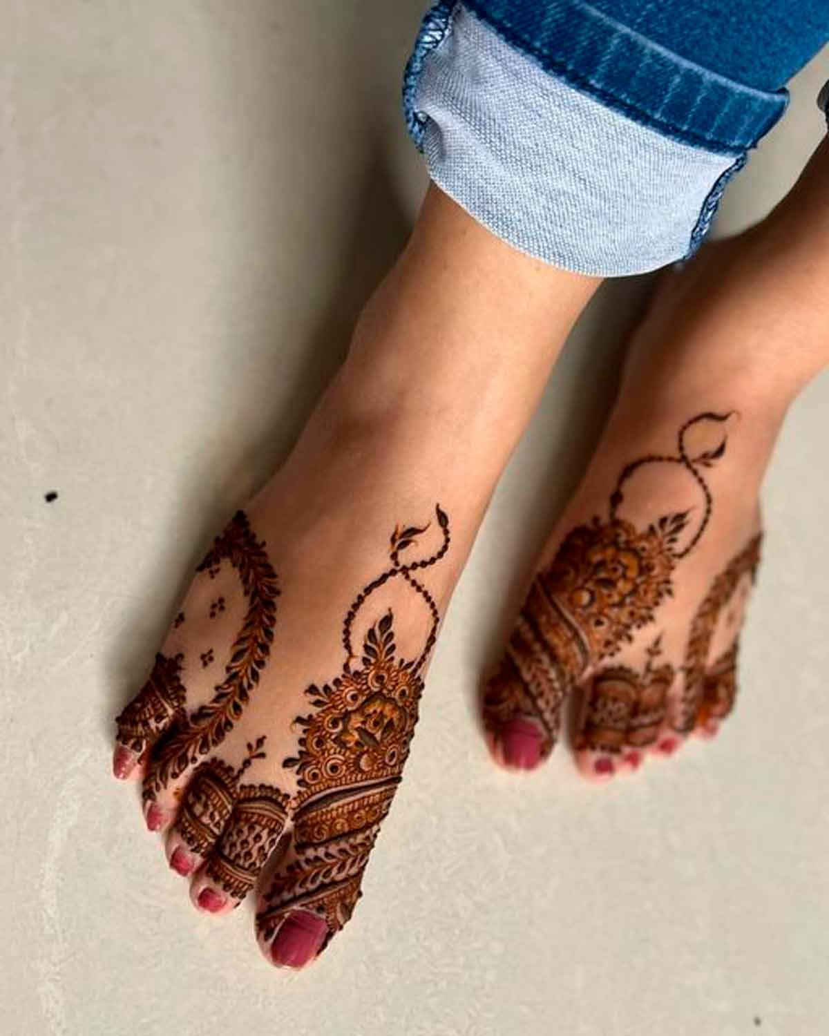 mehndi on finger
