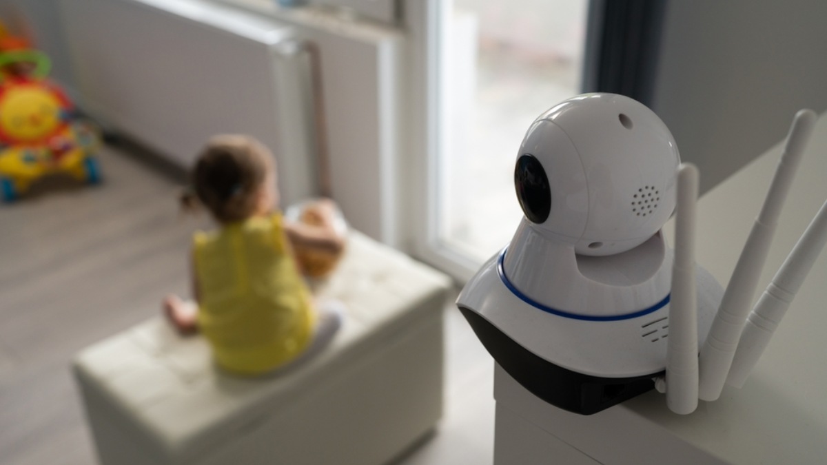 detect hidden camera in hotel room