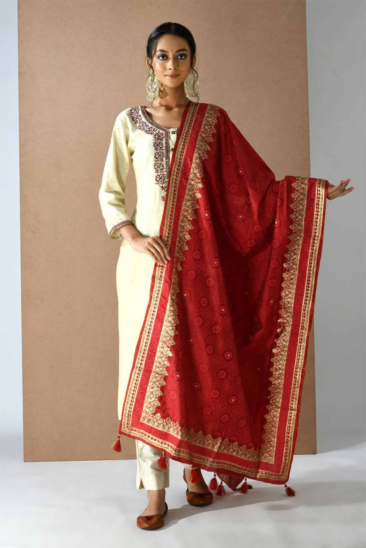 dupatta with latkan