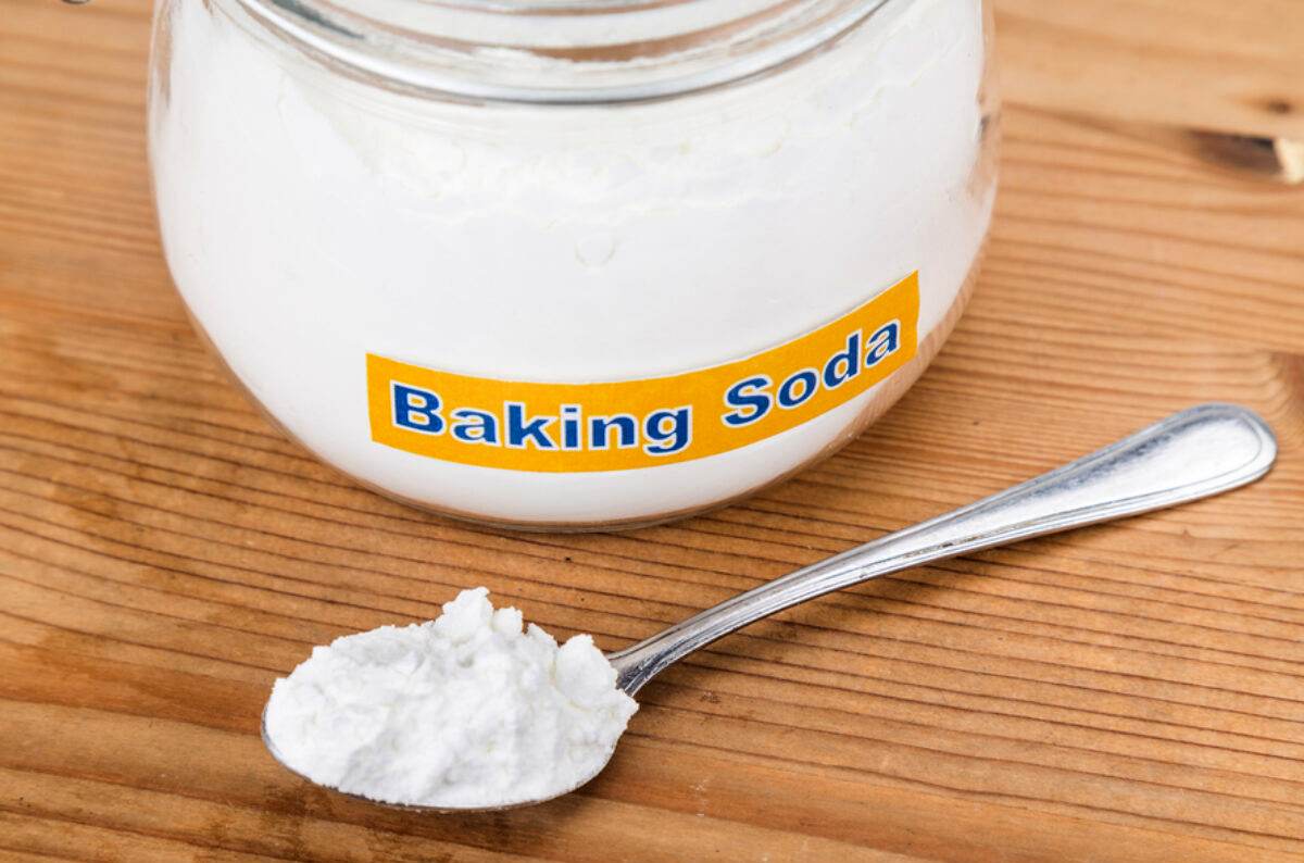 how to clean white plastic table from baking soda