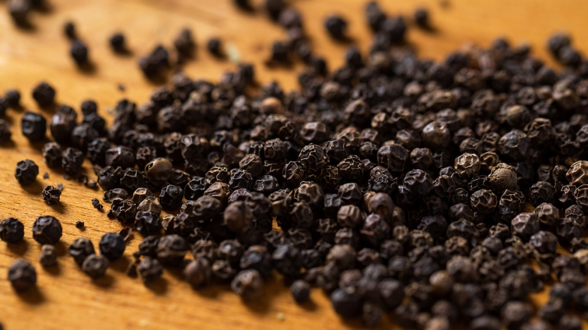 herbal remedy for knee pain b;lack pepper