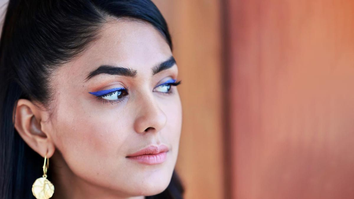 royal blue eyeliner kaise lagaye