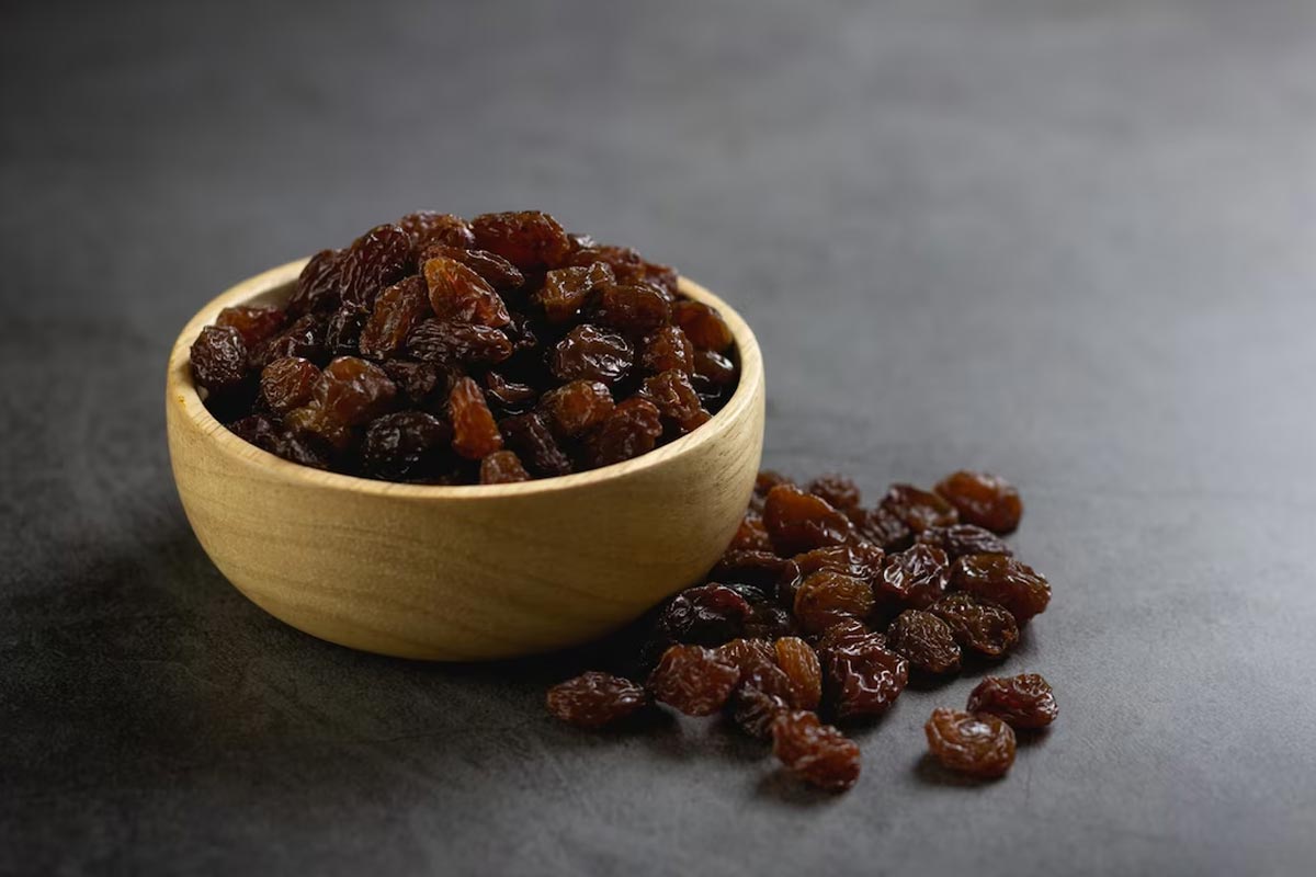 benefits of raisin with curd