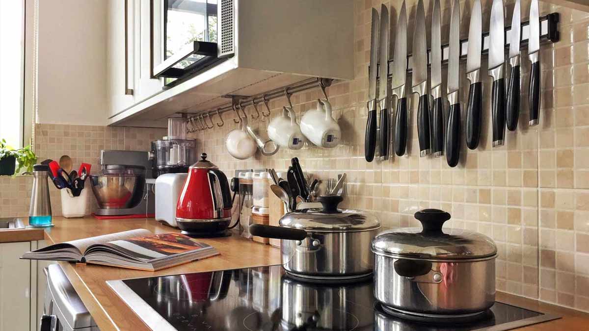 cleaning kitchen before sleep