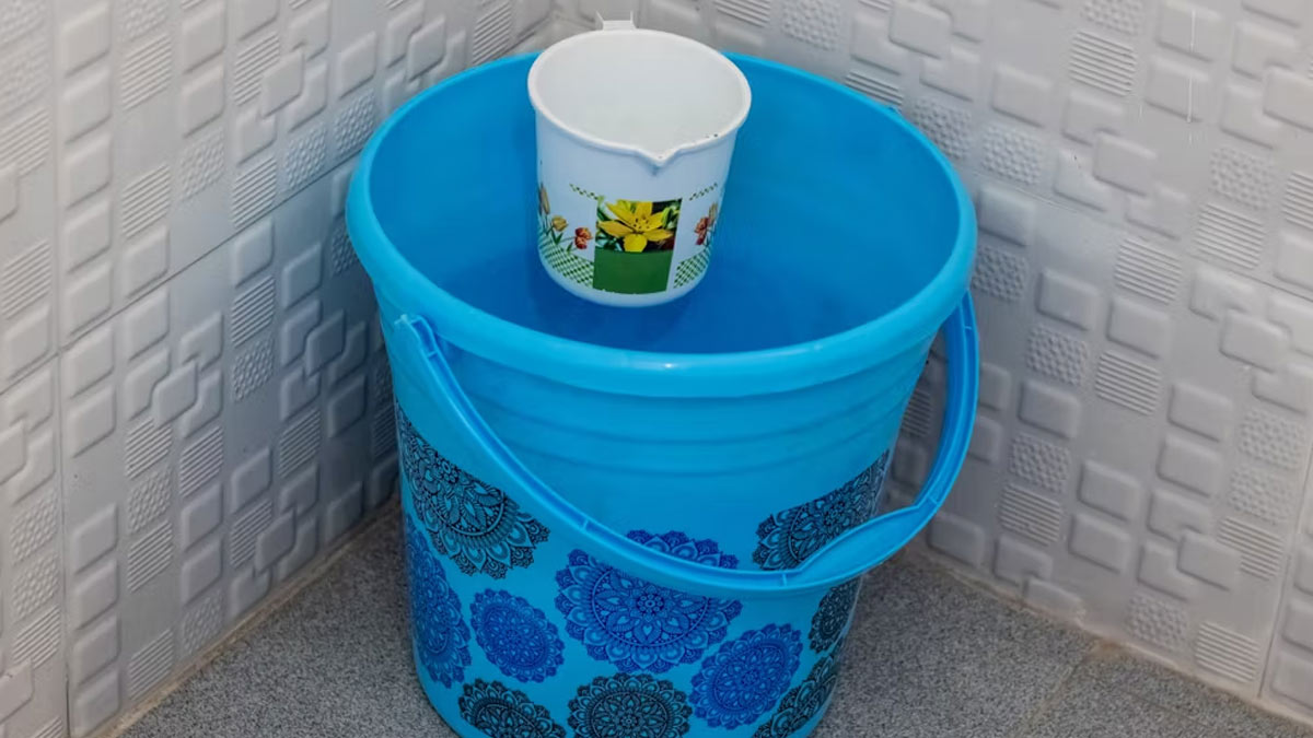 how to clean plastic bucket with baking soda at home