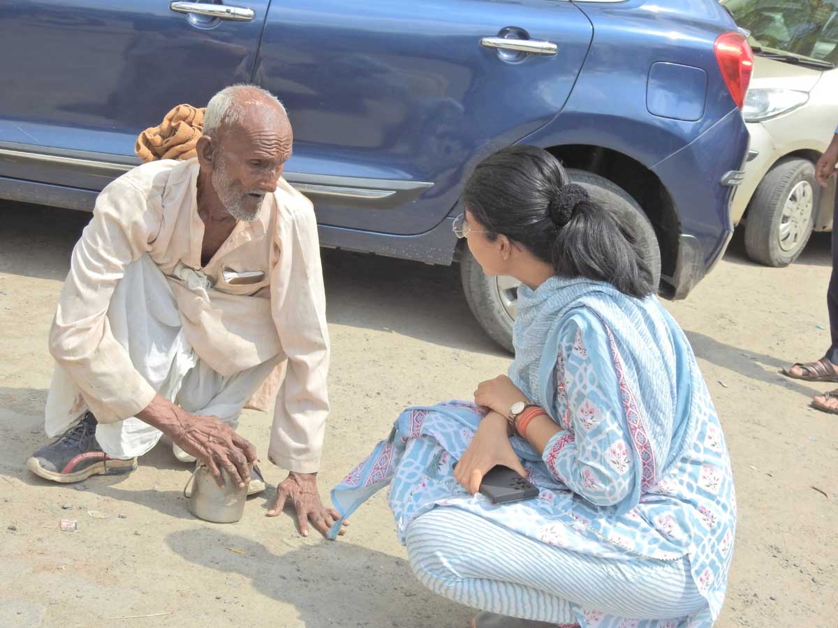 viral post of ias officer saumya pandey who sat on ground to listen the complaint of elderly man