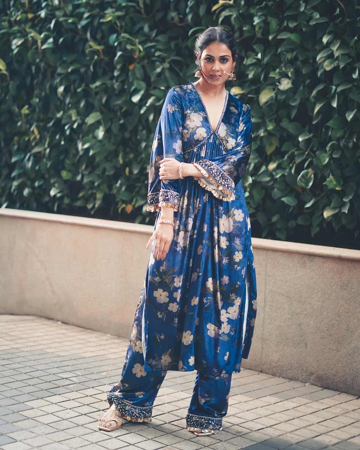 genelia d souza wearing naayra cut suit