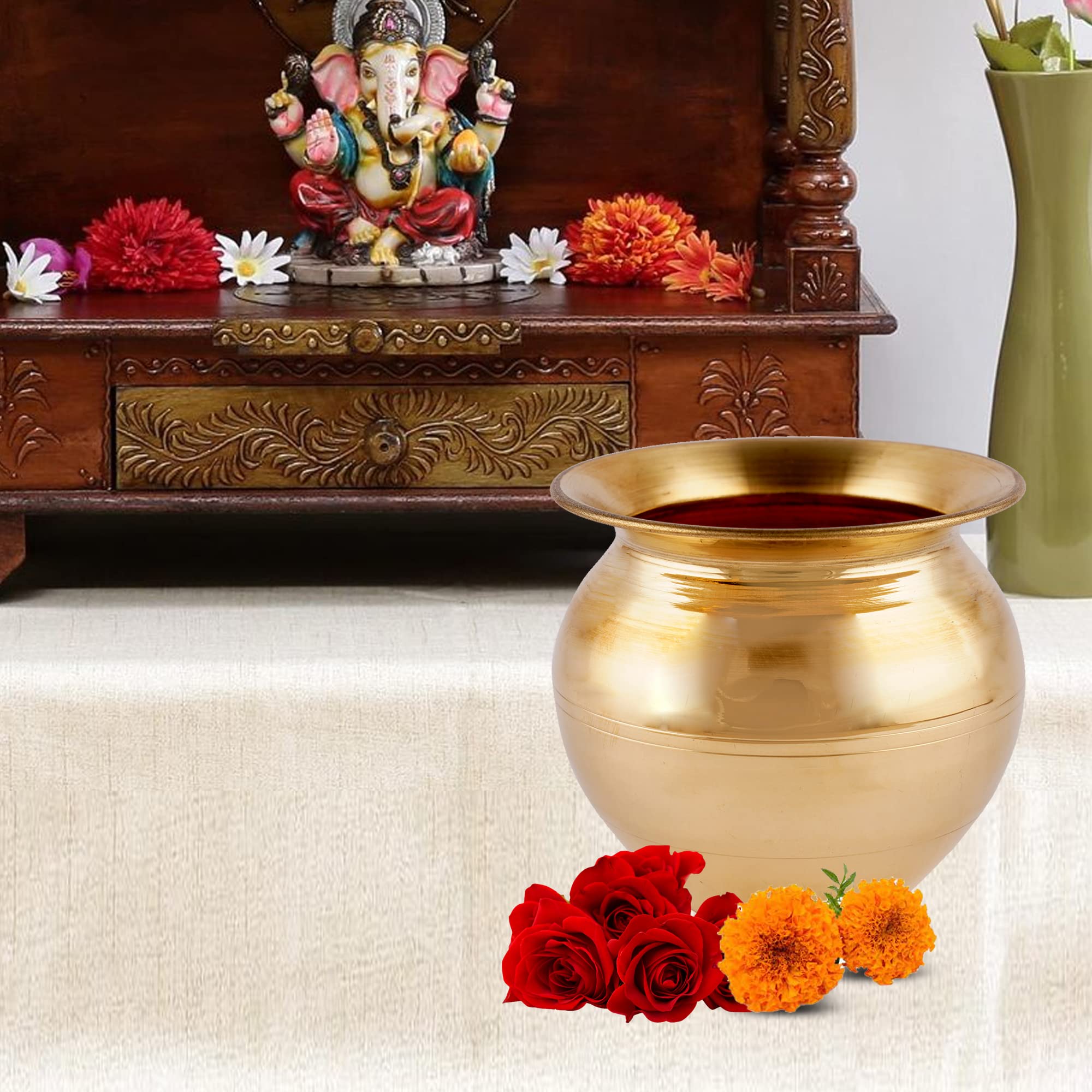 gha ke mandir mein jal kaha rakhe