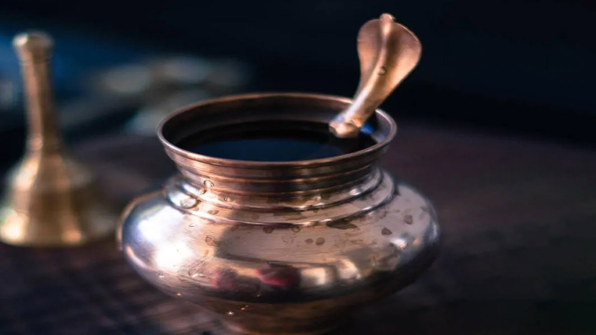 gha ke mandir mein pani kaha rakhe