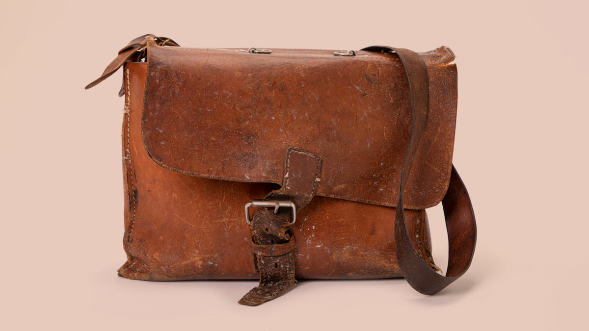 how to clean dirty leather bag