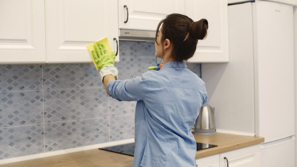 how to clean kitchen cabinets ()