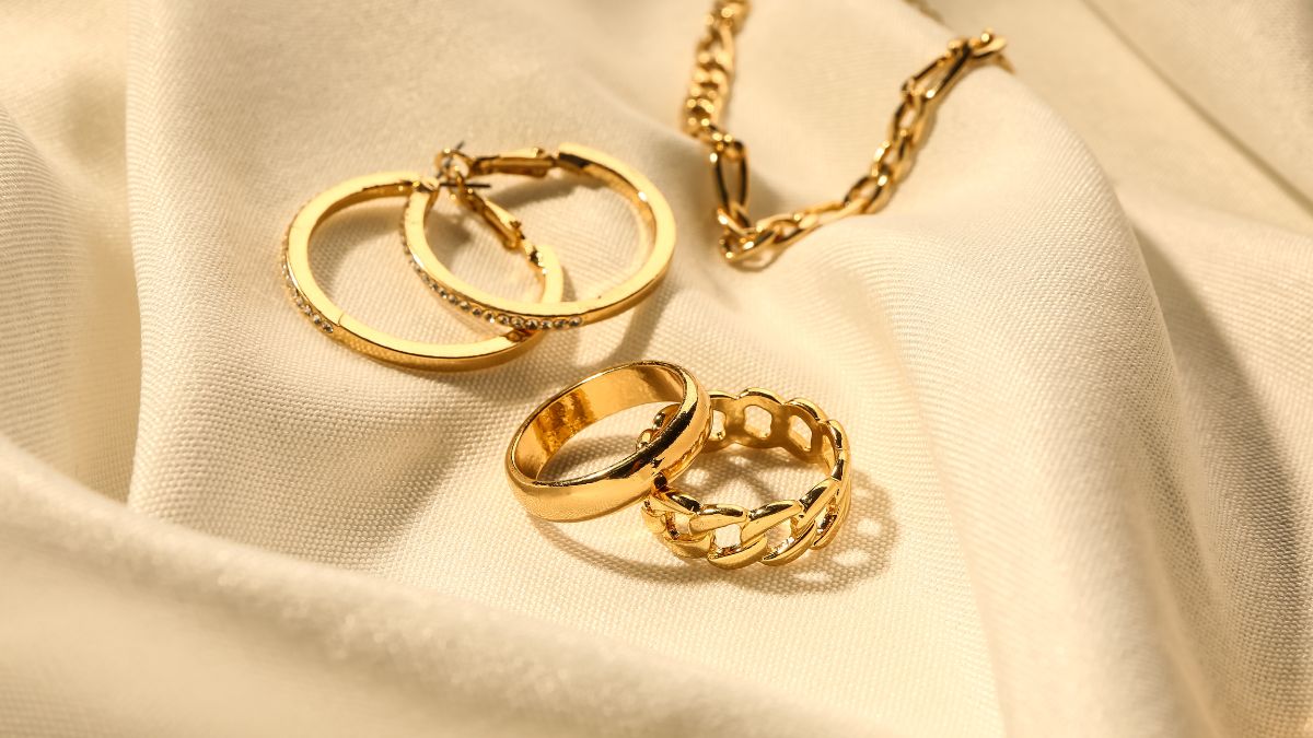 keeping artificial jewellery