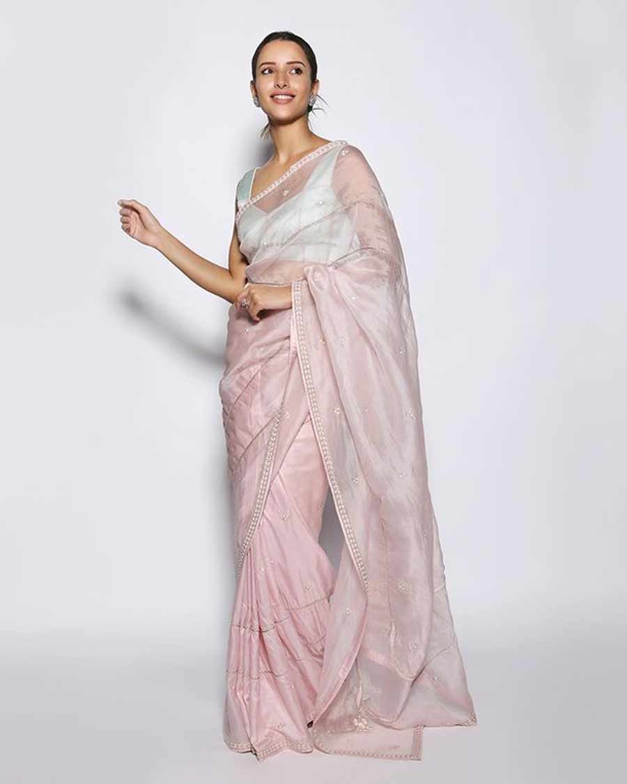 triptii dimri glamarous saree looks
