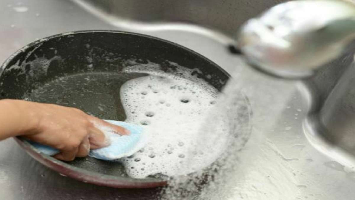 How to clean kadai at home