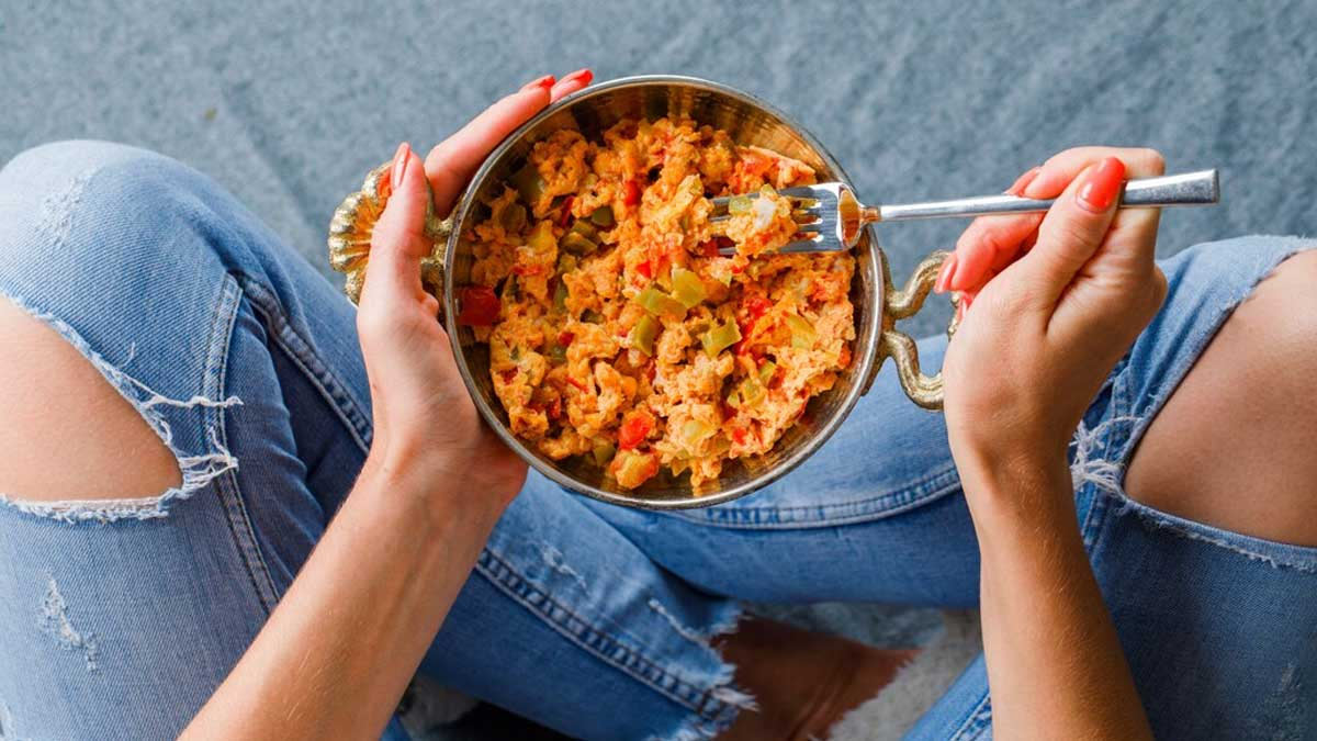 can we eat in west direction while eating food