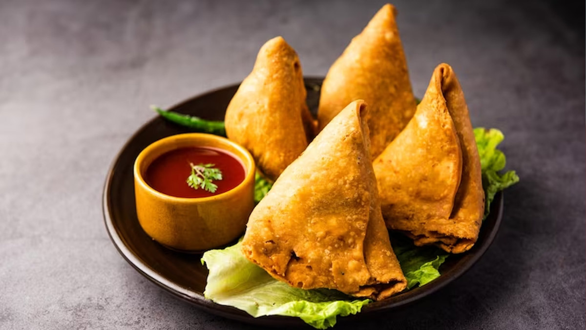 delhi shop serves varieties of samosa