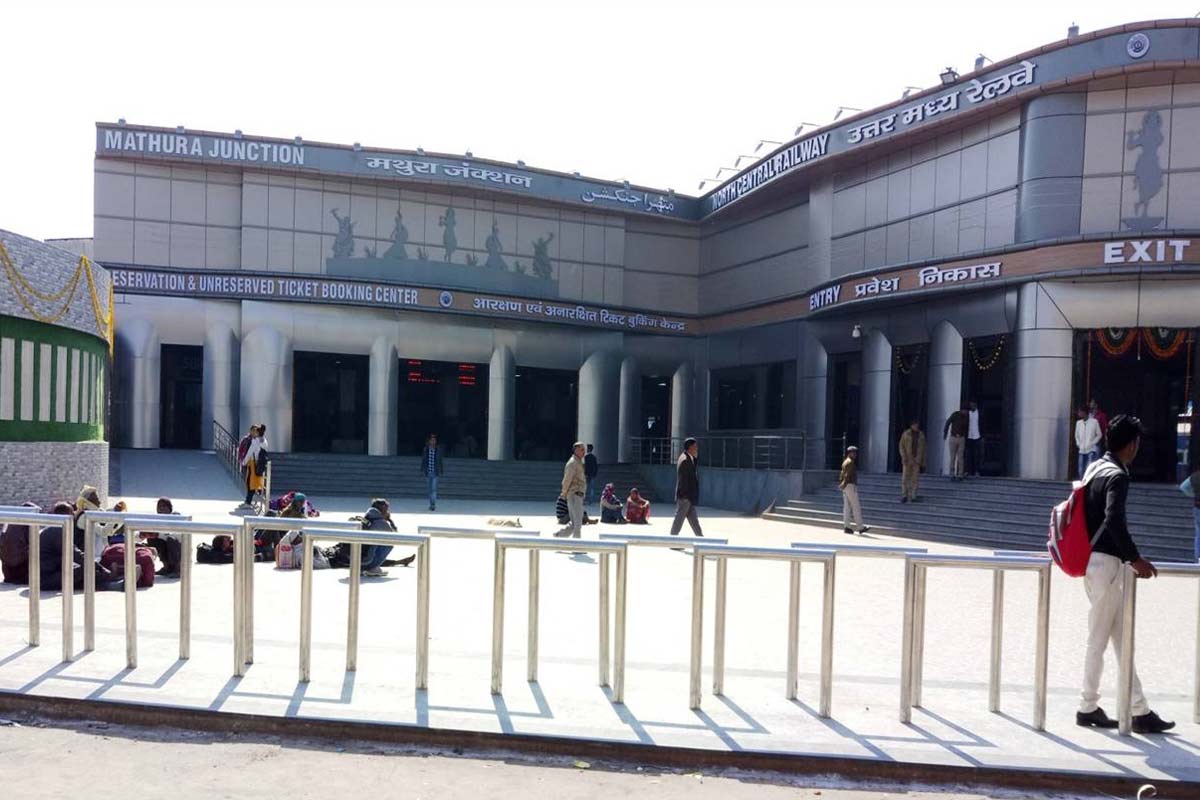 how to reach vrindavan in hindi