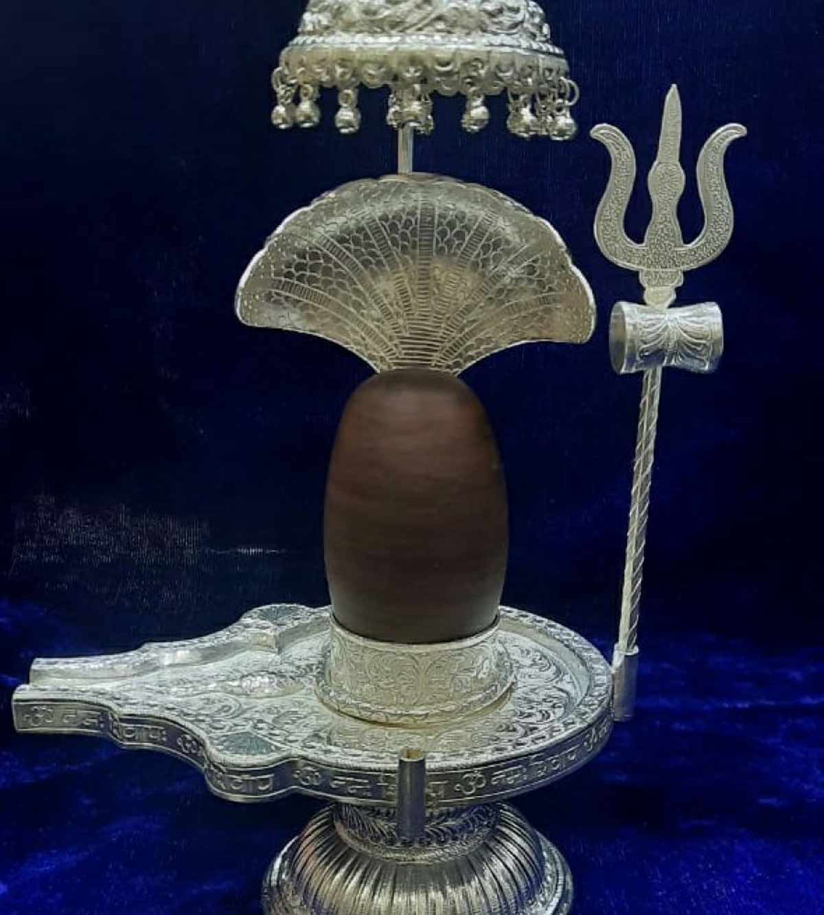 Bhagwan Shiv Ko Chhatra Chadhana