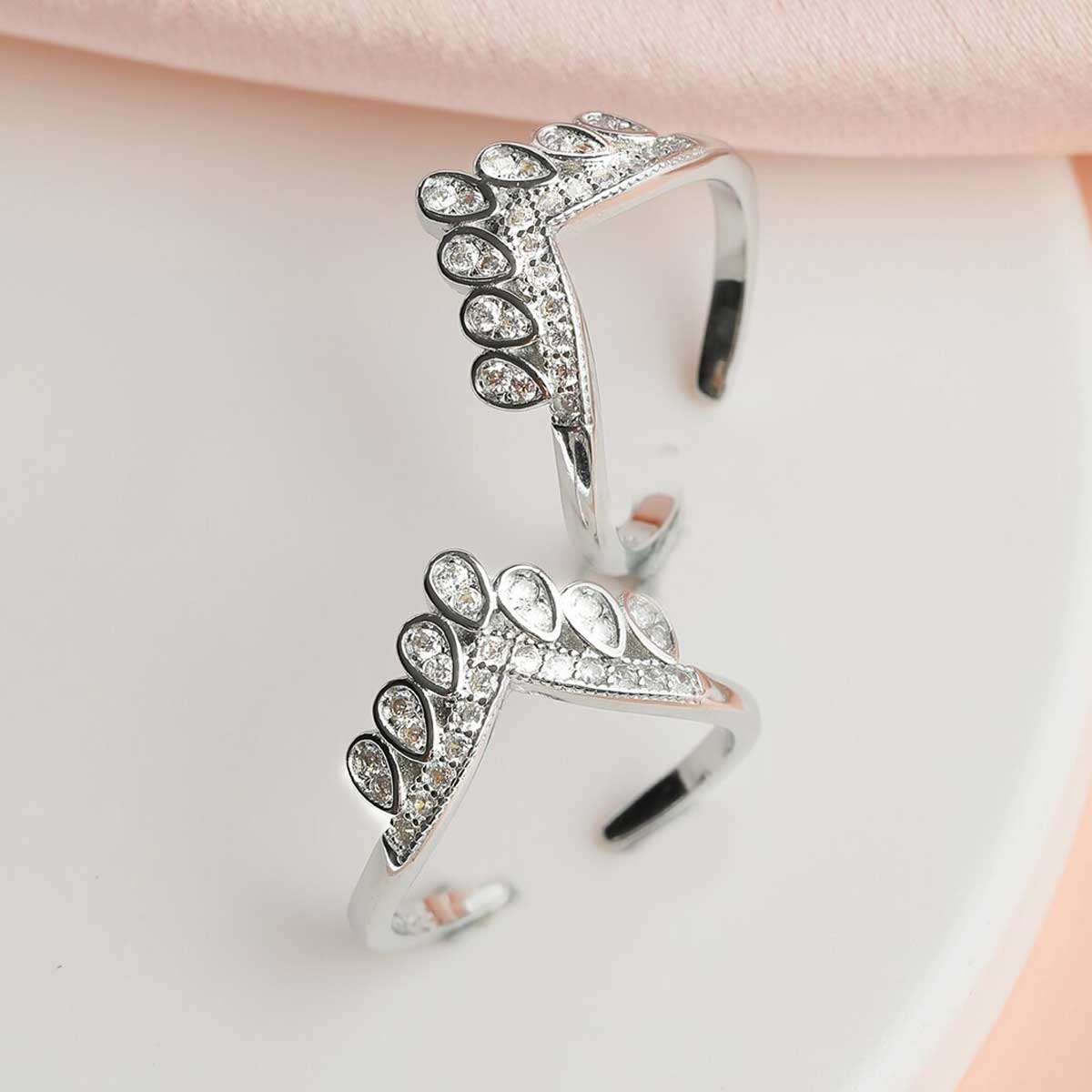 Crown style toe rings
