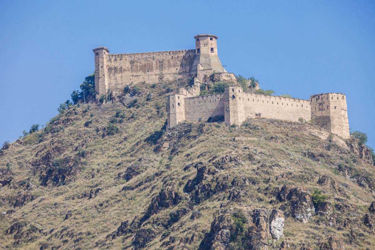 How to reach hari parbat fort