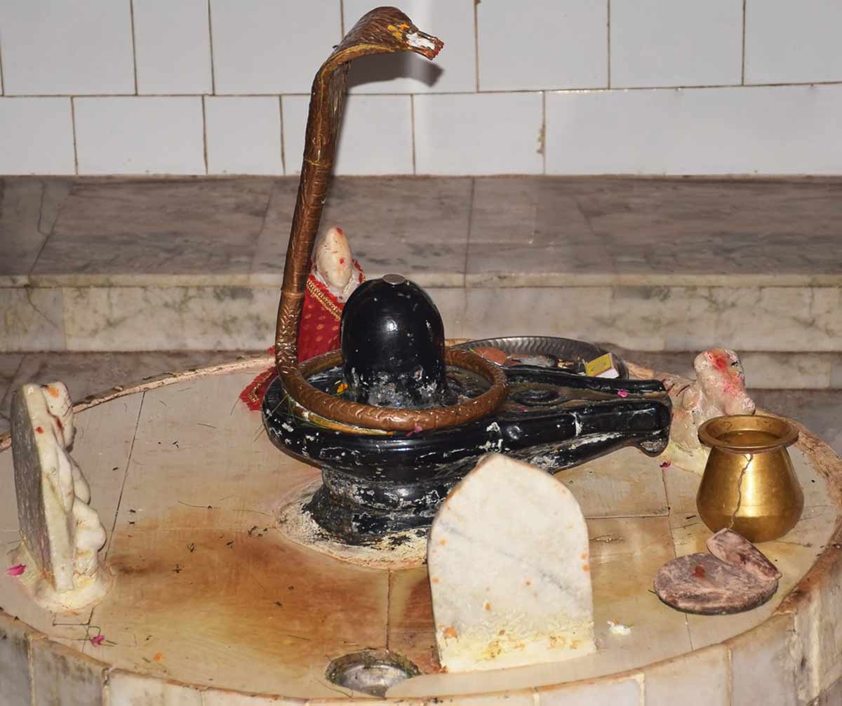 bhagwan shiv ko chatra chadhana
