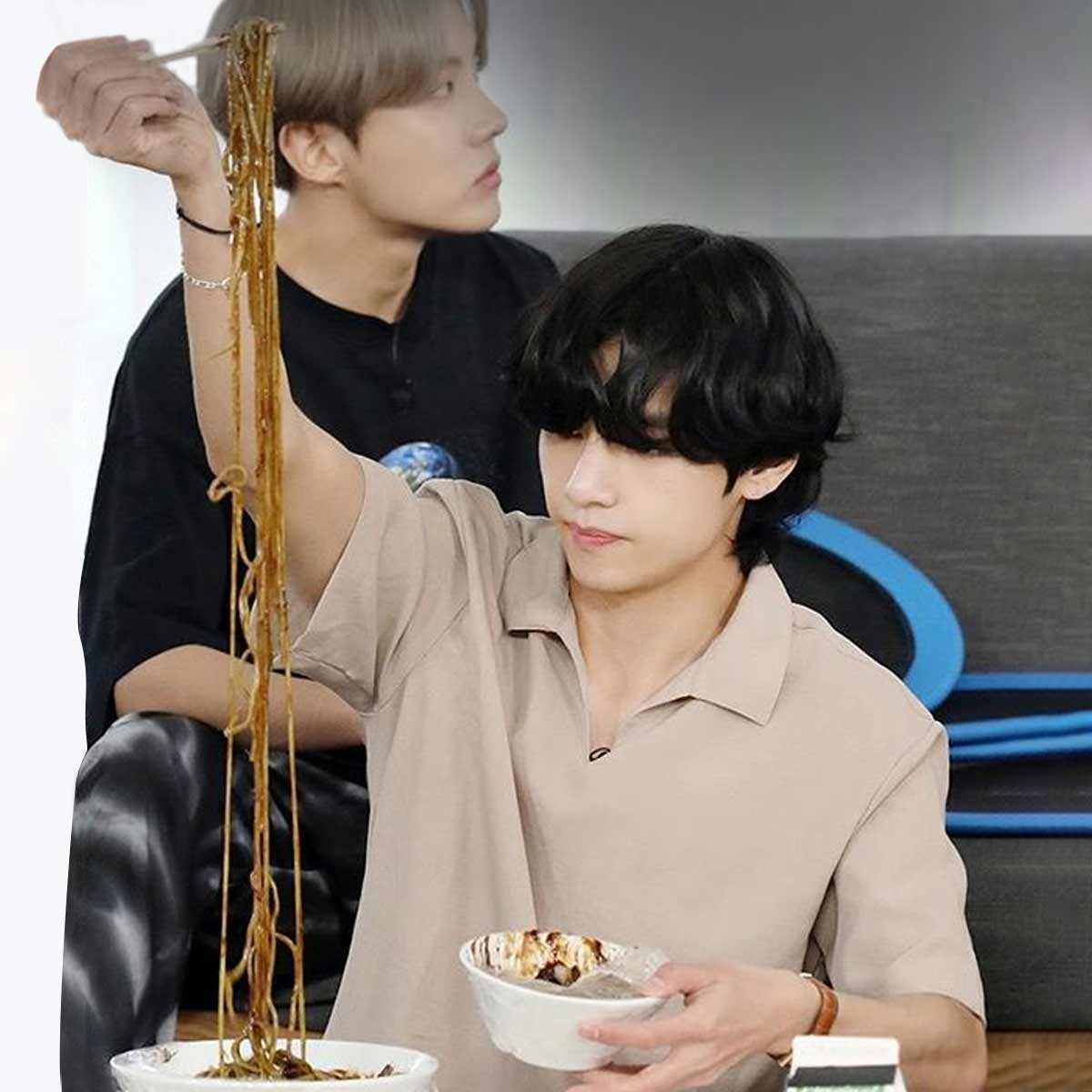 bts v eating noodles