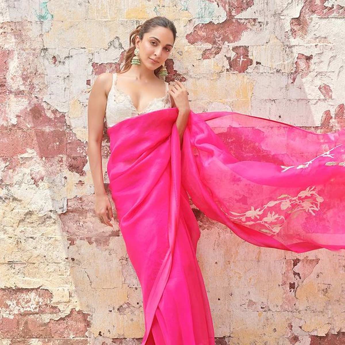 kiara advani wearing plain saree