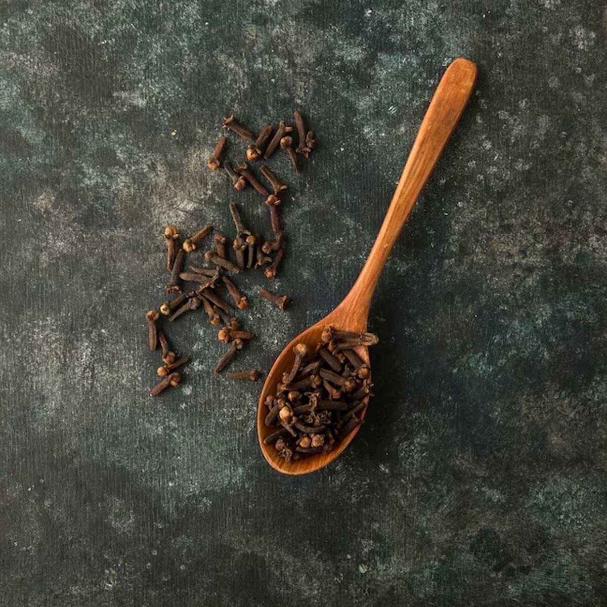 offer cloves to shivling