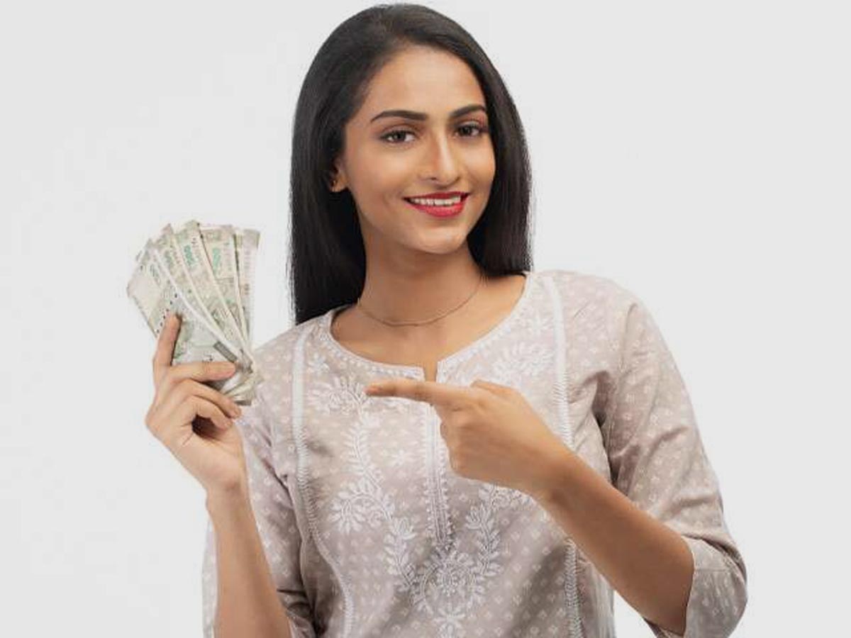 mp goverment giving thousand ruppes to women