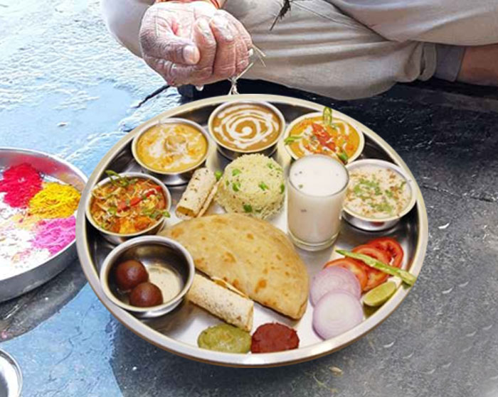 way to eat food in hinduism