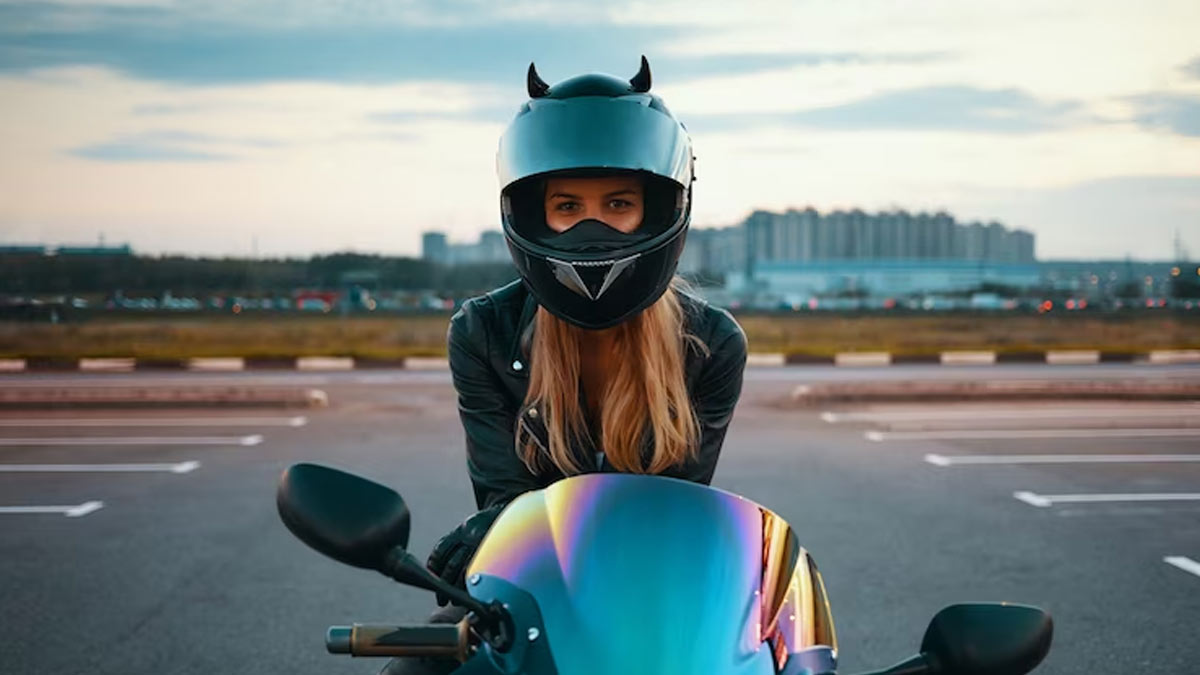 Девушка на мотоцикле в шлеме