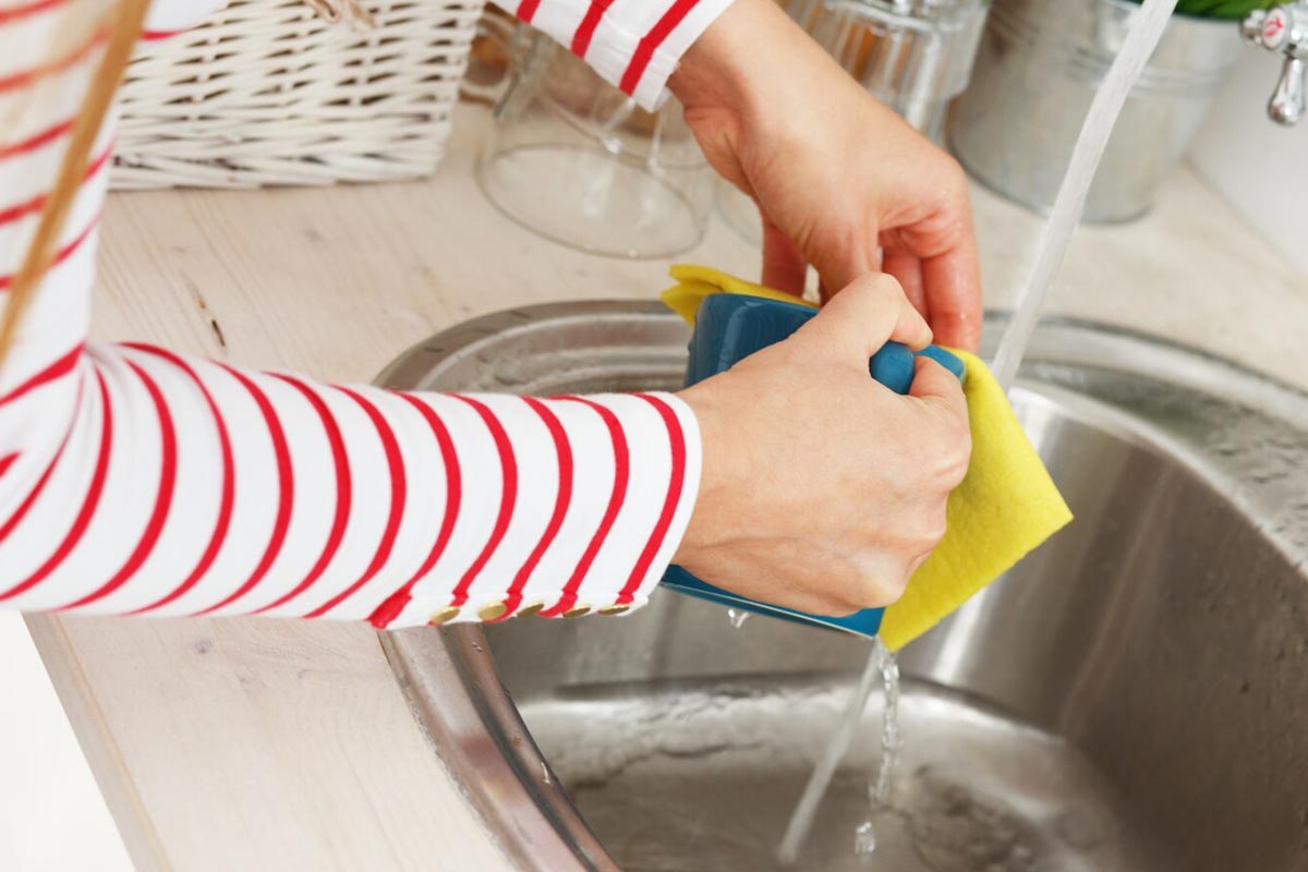 How to clean kitchen sink in hindi