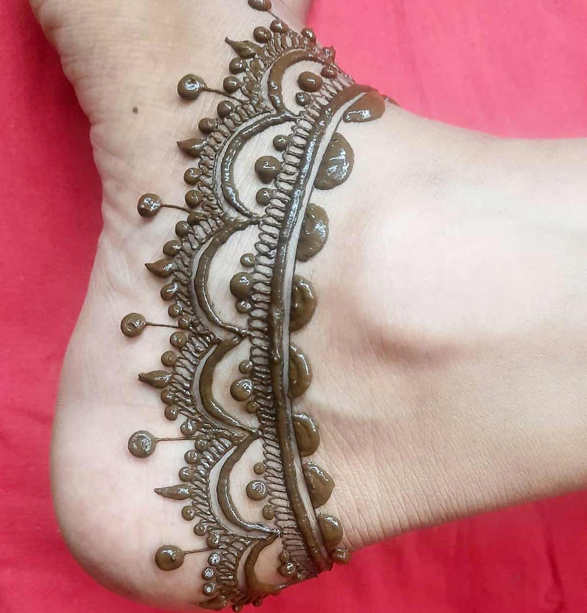 Simple anklet mehndi designs