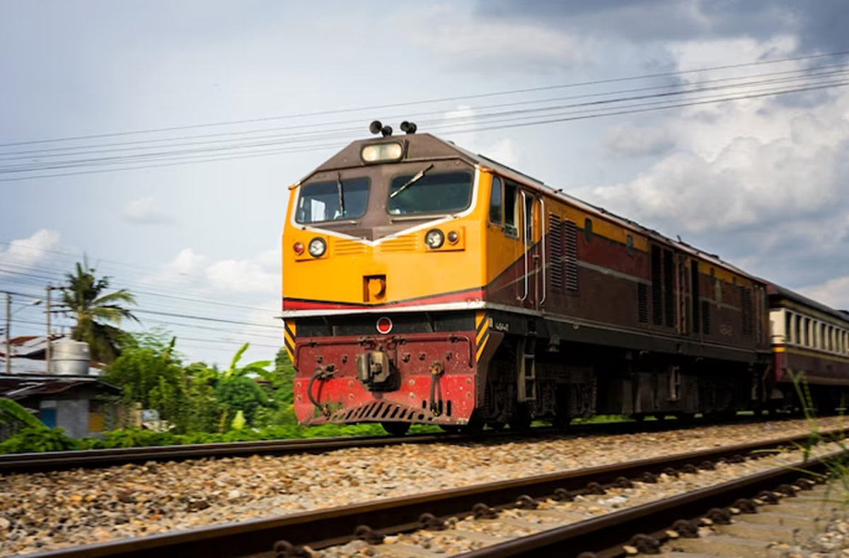 how to track live location of local train